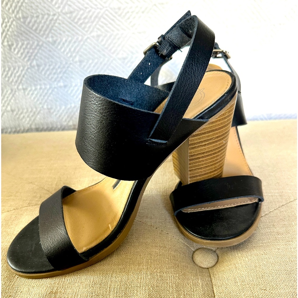 New Directions block heel sandal in black. Leather straps. 3.5” heel. 8M